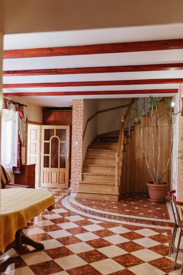 Mala Praha Hotel อุชโฮรอด ภายนอก รูปภาพ