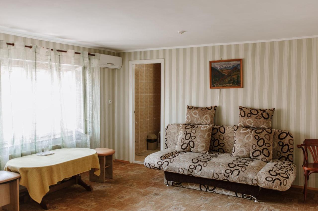 Mala Praha Hotel อุชโฮรอด ภายนอก รูปภาพ